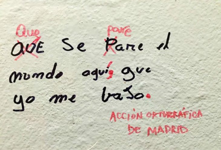 frases escritas en las paredes y correcciones con rojo