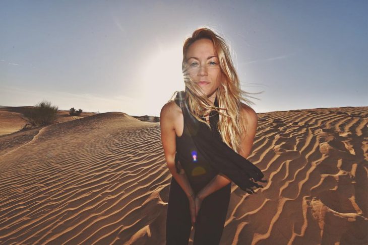 mujer rubia en el desierto 