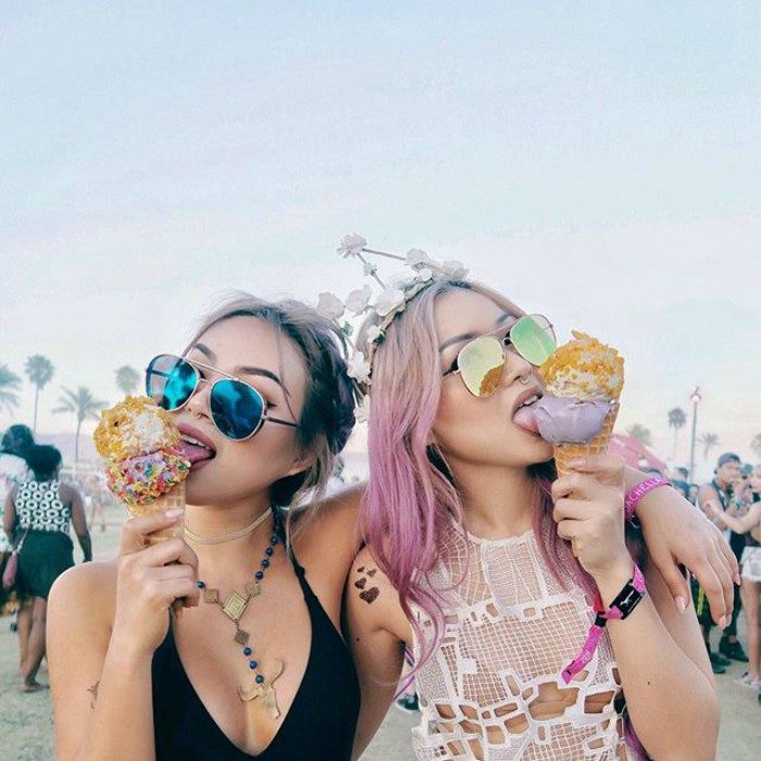 mujeres con lentes felices comiendo helado 