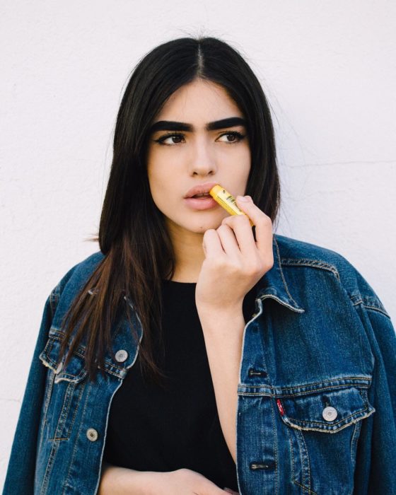 mujer de cabello largo con labial 