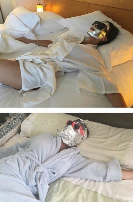 mujer acostada en la cama con cara tapada