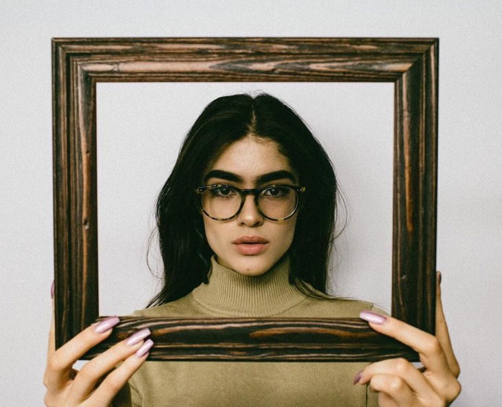 mujer de cabello largo con lentes 