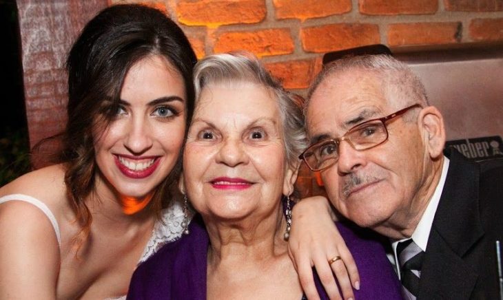 hombre y mujer de tercera edad junto a mujer joven 