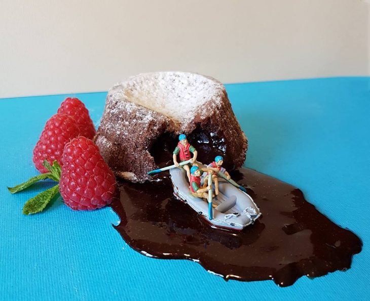 Postre de chocolate con pequeñas figuras 