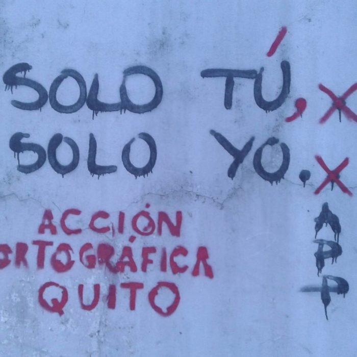 frases escritas en las paredes y correcciones con rojo 