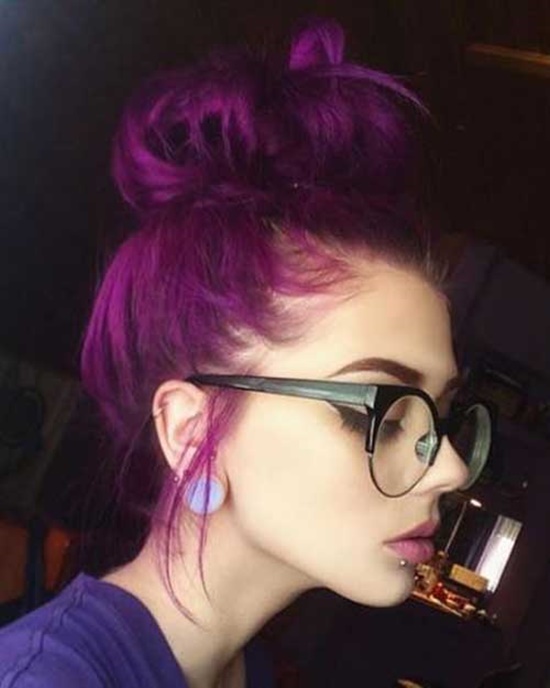 Chica con cabello color morado. 