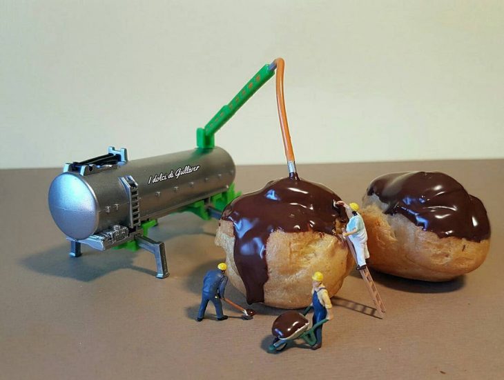 figuras miniatura con pasteles de chocolate 