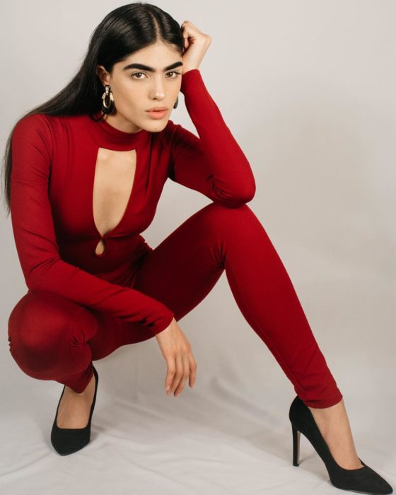 mujer de rojo con tacones 