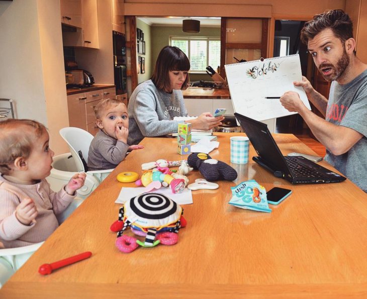 hombre junto a su familia en la mesa de la cocina 