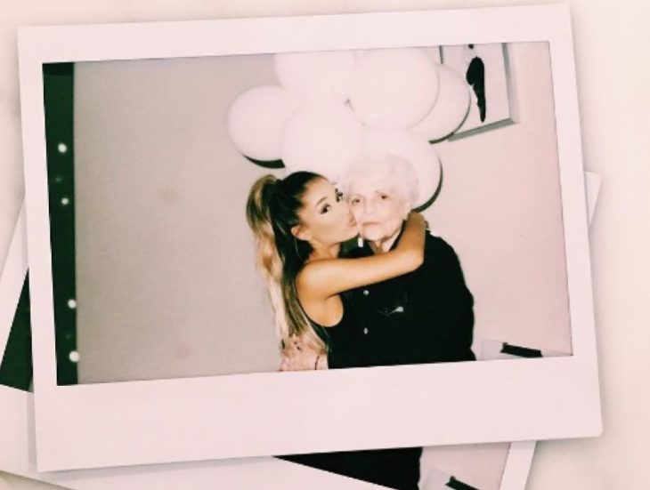 foto polaroid mujer abraza a su abuela con globos 