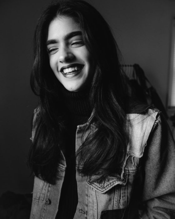 mujer sonriendo con cabello largo 