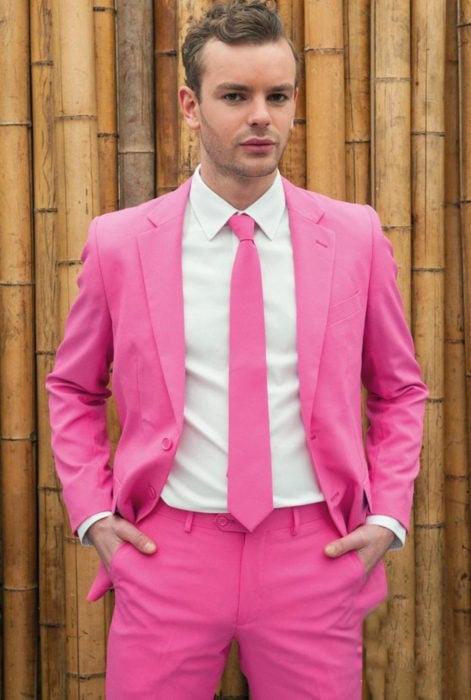 Chico usando un traje en color rosa 