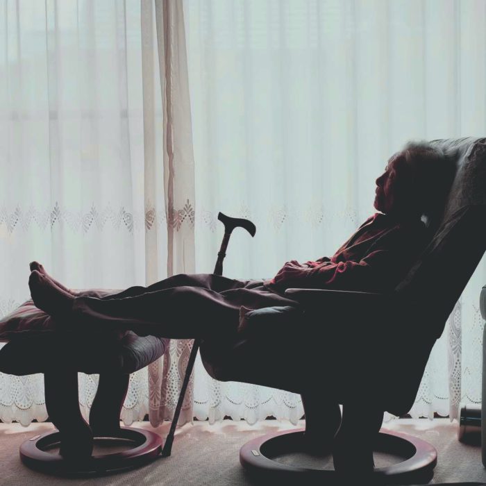 abuela acostada en un sillón