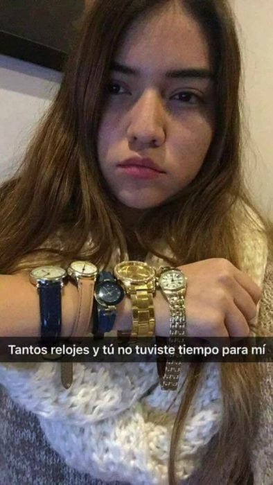 mujer con relojes en su brazo 