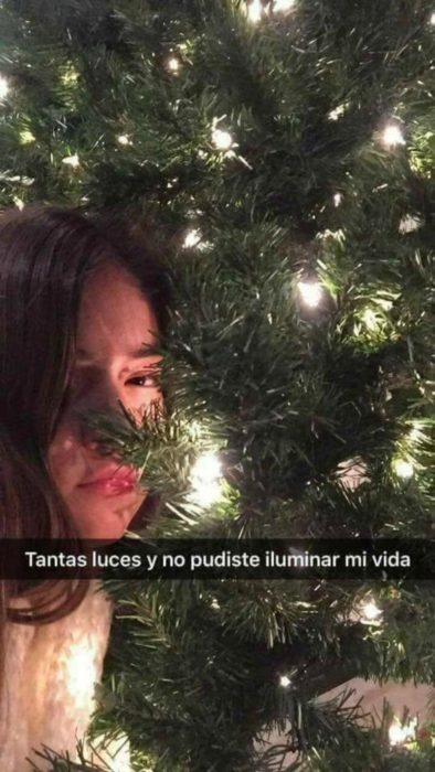 mujer al lado de un árbol de navidad 