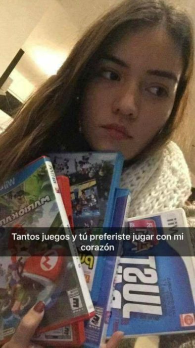 mujer con videojuegos 