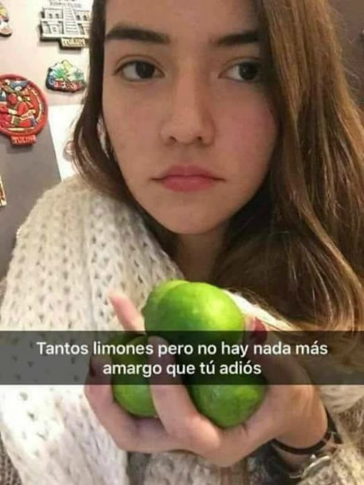 mujer con limones en su mano 