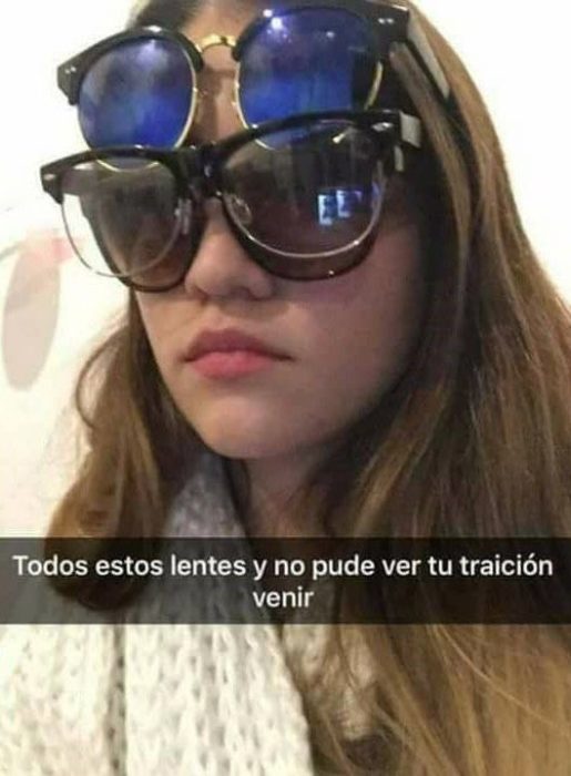 mujer con varios lentes puestos 