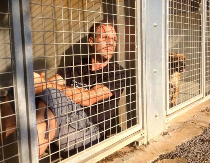 Remi Guillard encerrado en una jaula para perros 