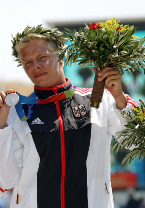 Stefan Henze alzando una medalla de plata en los juegos olímpicos 