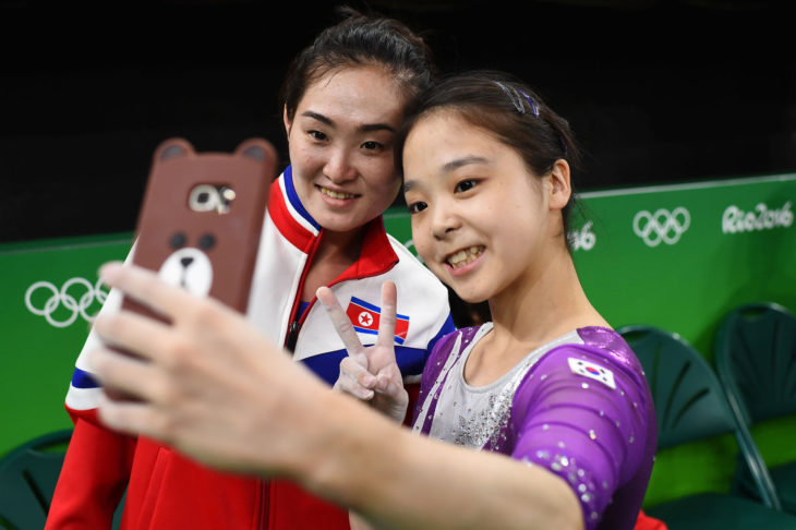 Gimnastas de corea tomándose una selfie