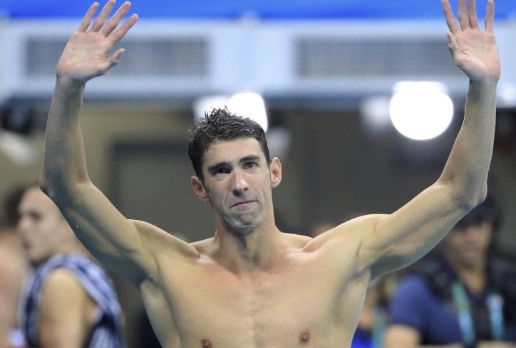 Michael Phelps levantando los brazos despidiéndose de Rìo de Janeiro