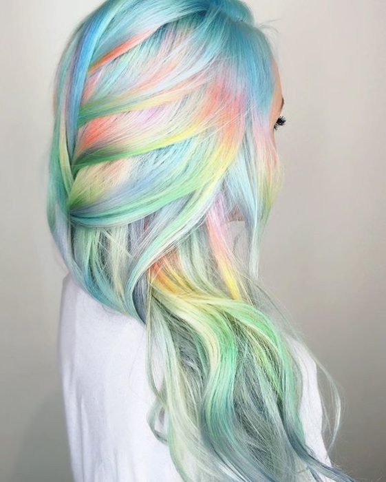 Chica con cabello de colores pasteles. 