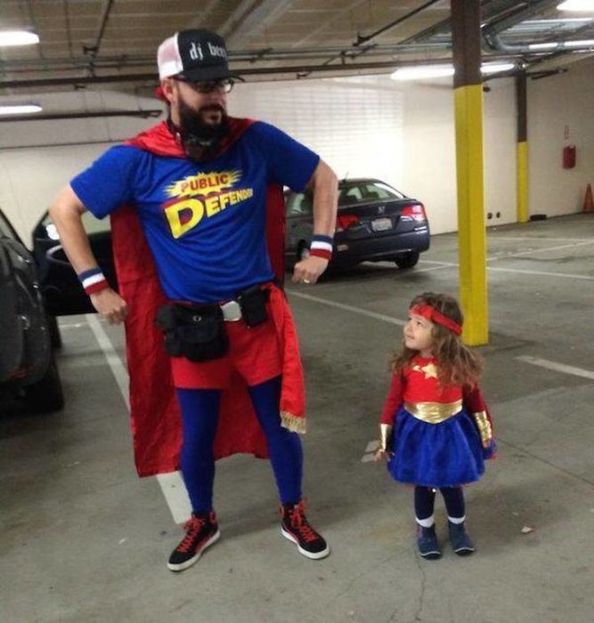 padre e hija disfrazados de super heroes