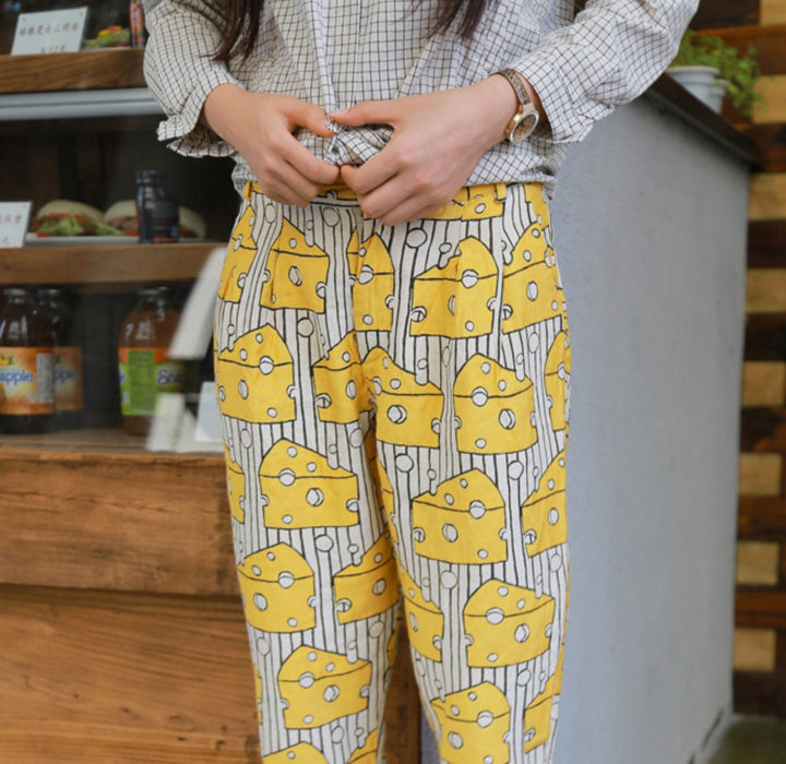 pantalón con estampado de rebanadas de queso