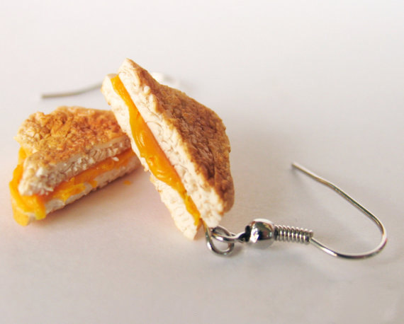 aretes en forma de sándwich de queso