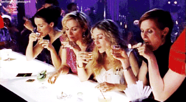 gif grupo de mujeres tomando bebidas 