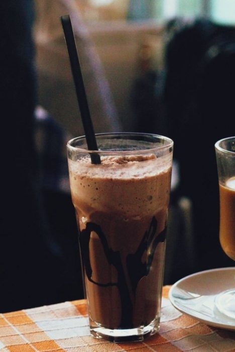 vasos con malteada de chocolate 