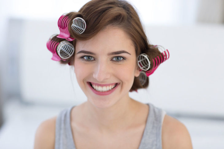 mujer con cabello largo y tubos 