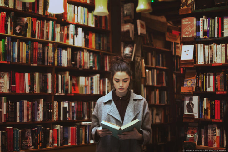 Chica leyendo un libro 