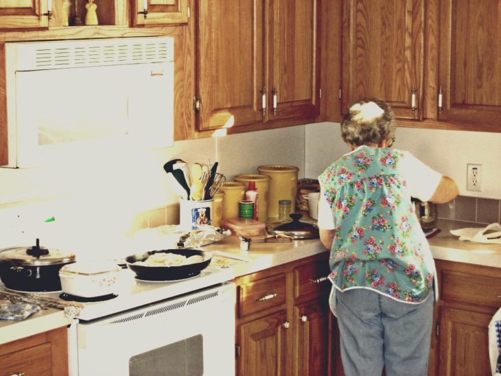 abuela de espaldas en cocina 