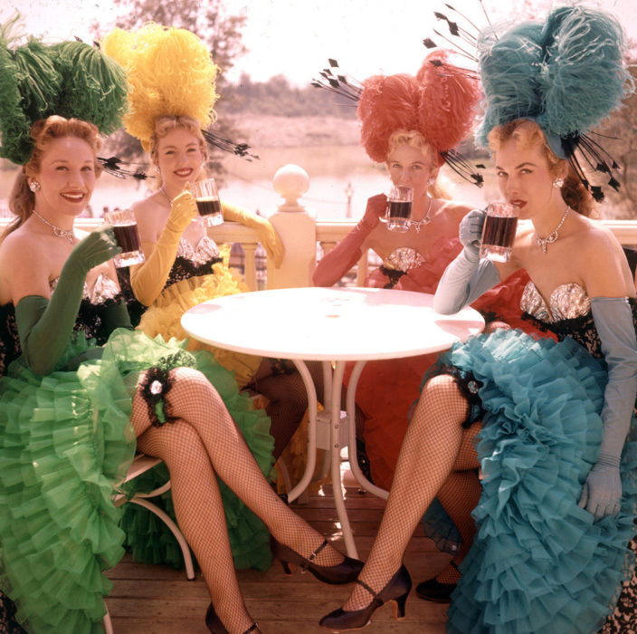 Bailarinas de disneyland tomando un vaso de refresco después de na actuación