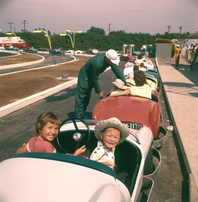 Niños esperando para probar un juego mecánico en disneyland 