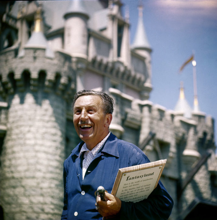 Walt Disney sonriendo en la apertura del parque de diversiones 
