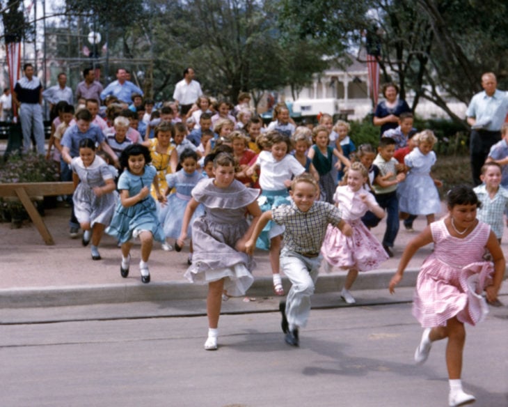 Niños corriendo para entrar al parque de disneyland