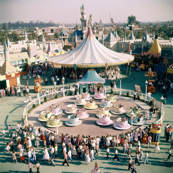 personas disfrutando de una atracción en el parque de disneyland 