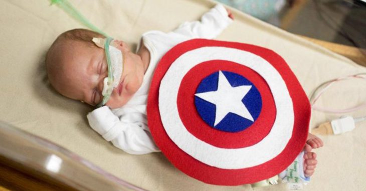 Bebés prematuros usaron disfraces de superhéroes como homenaje a la lucha por su vida