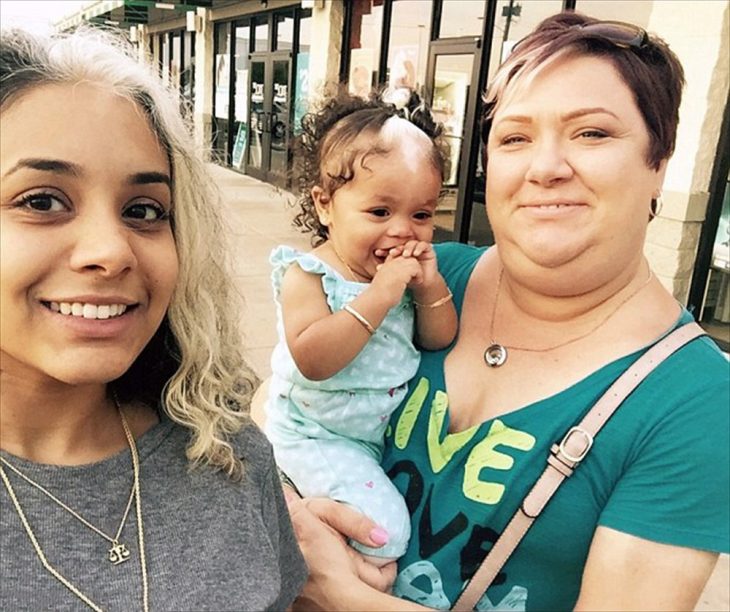 Tres generaciones con el mismo mechón blanco en el cabello 