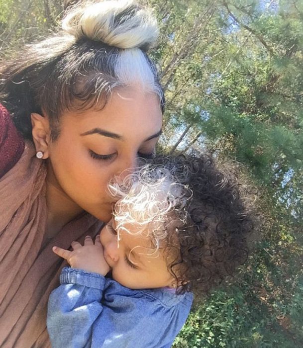 Madre e hija con mechón en el cabello 