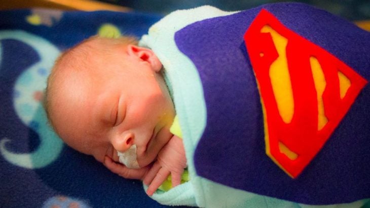Bebé prematuro disfrazado de superman 