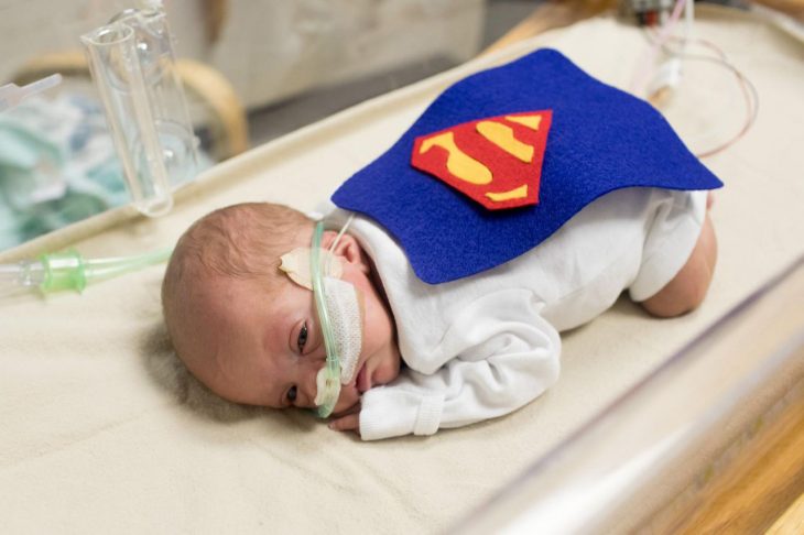 Bebé prematuro disfrazado de superman 