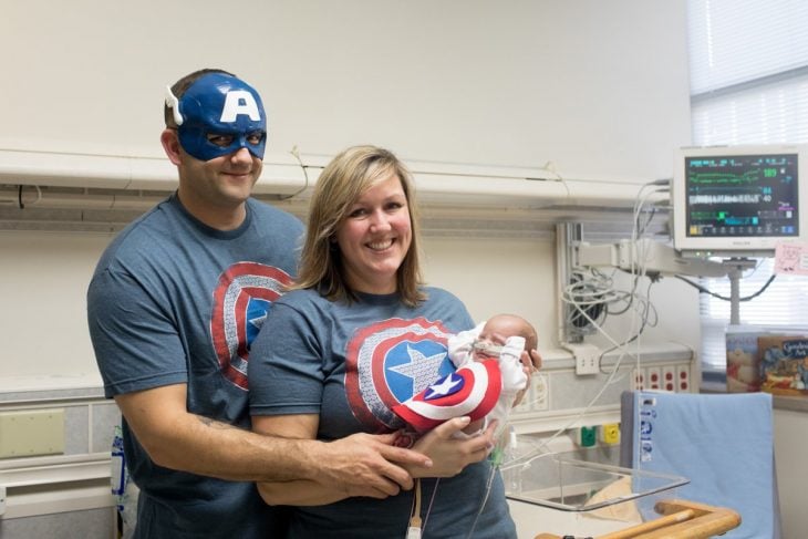 Bebé prematuro y familia vestidos del Capitán América 