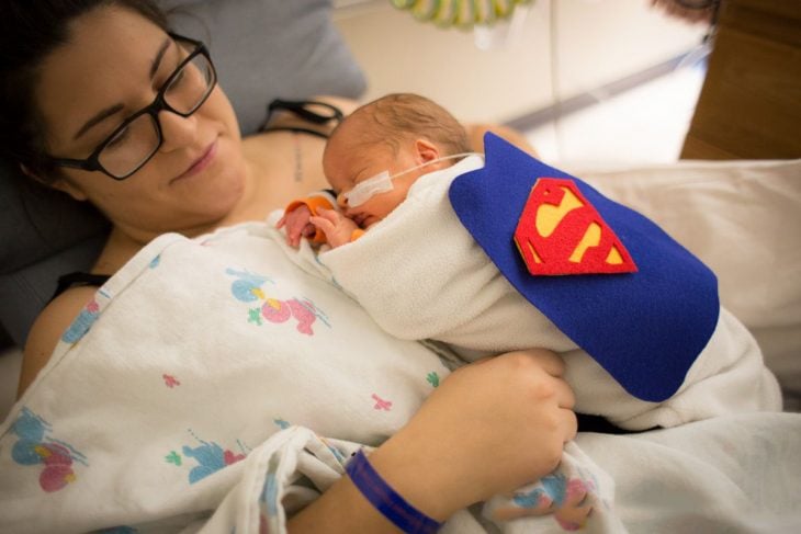 Bebé prematuro disfrazado de superman y su mamá 