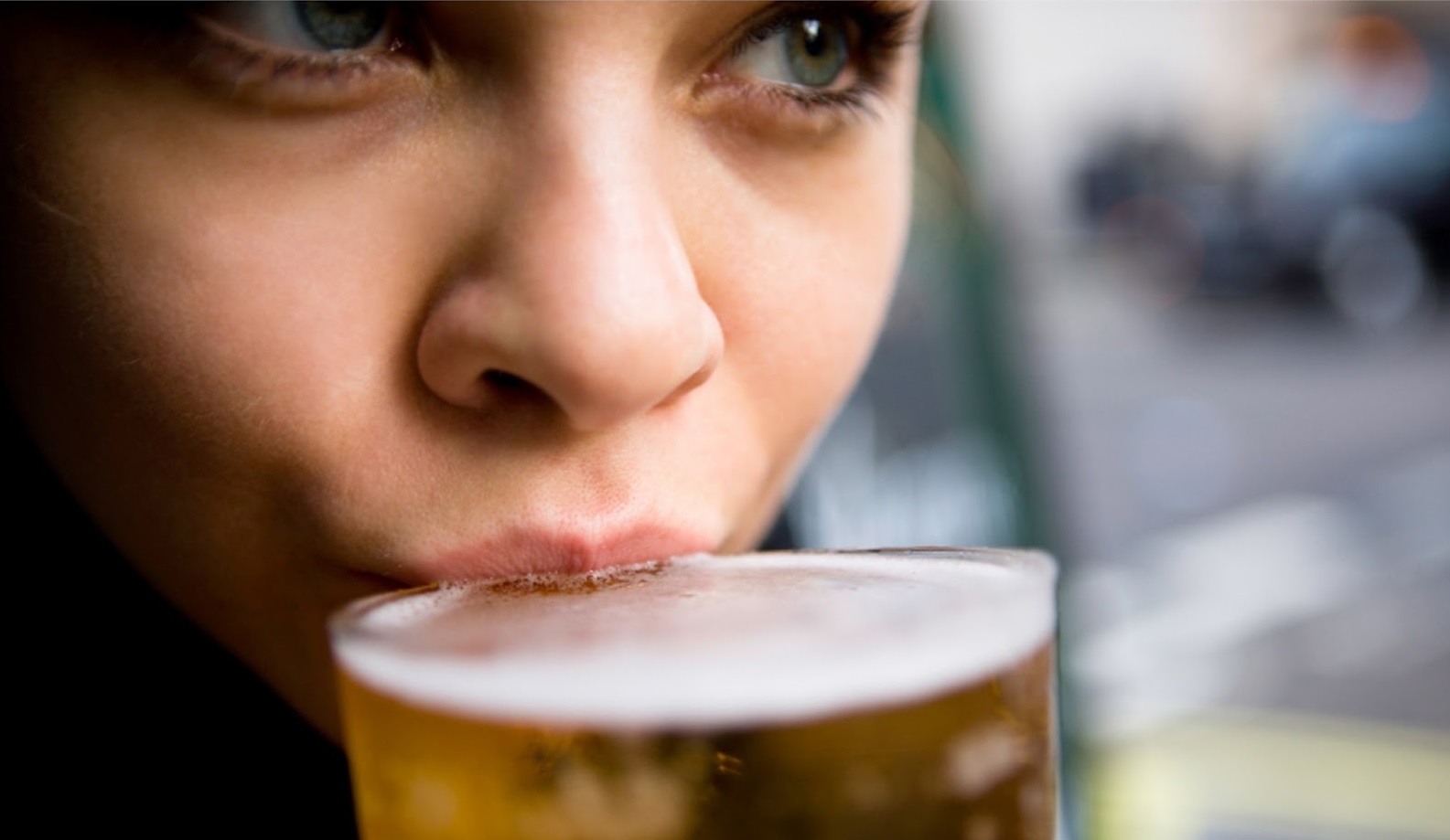 Женский пивной. Женщина пьет пиво. Девушка с пивом. Картинка девочки, которые пьют пиво. Лакает пиво.