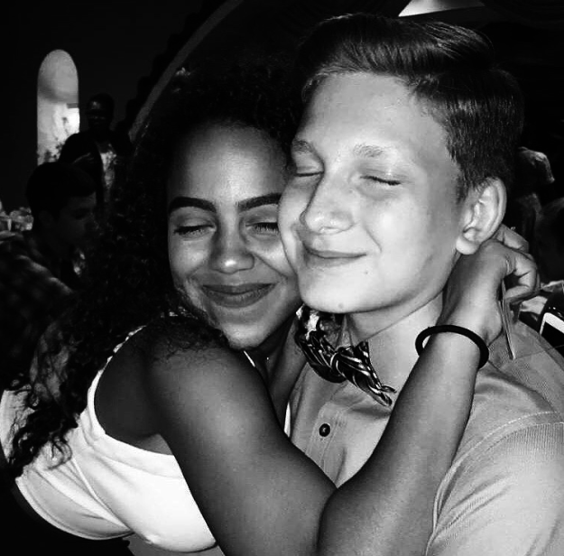 foto blanco y negro adolescentes abrazados
