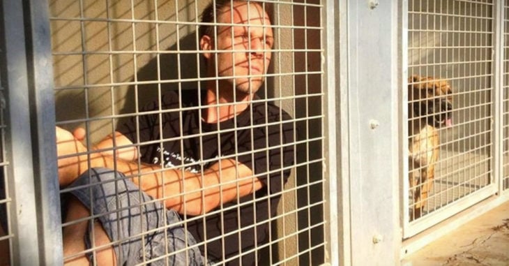 Comediante francés se encierra en jaula de refugio animal y salva a más de 150 mascotas